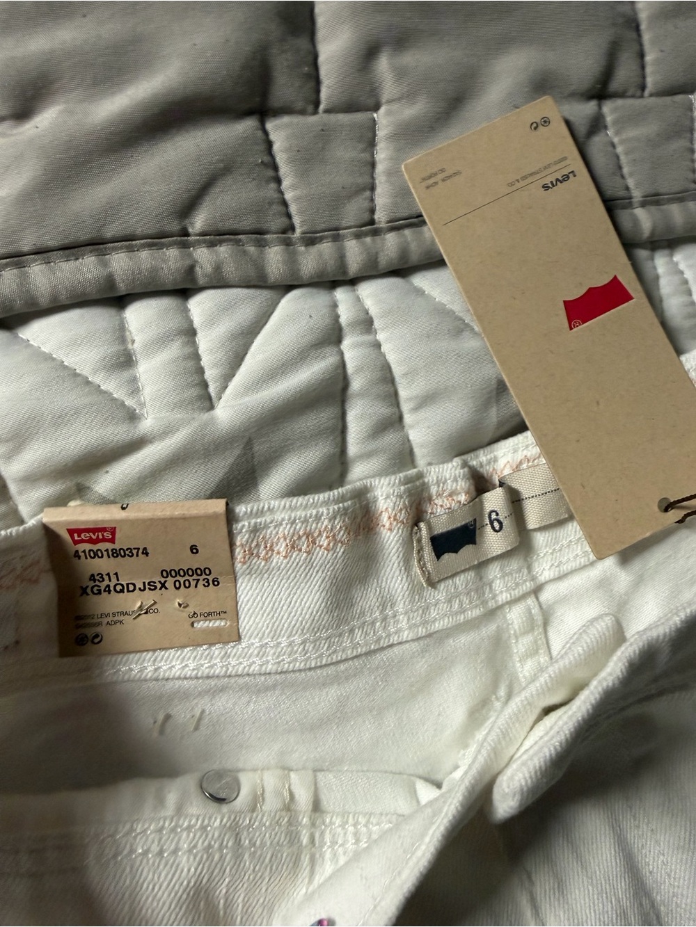 NEW Levi’s Shorts Size 6/W28 - Picture 2 of 4